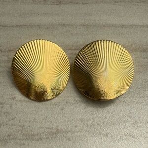 Vintage 1980s MONET goldtone shell clip on earrings